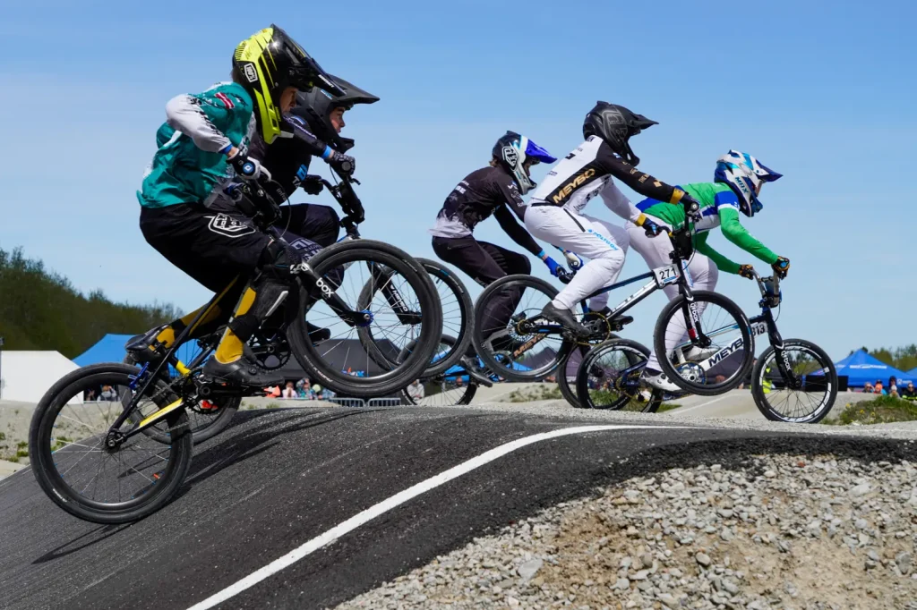 BMX Tallinna sõitjad hüppel Uuesalu rajal