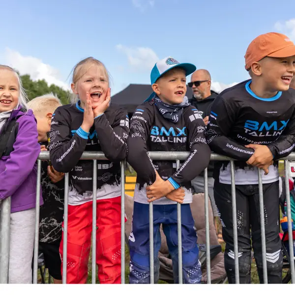 Noored fännid raja ääres