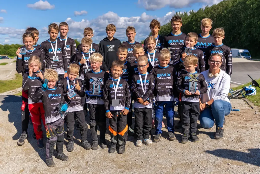 BMX Tallinna noored sõitjad medalitega